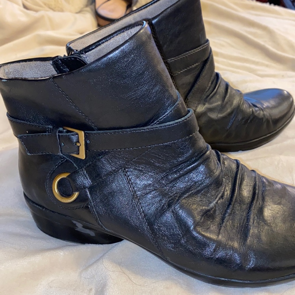 Black and gold naturalized size 8 leather bootie
